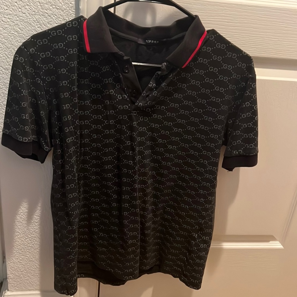 Mens Gucci Polo. It’s a large stretch fit. Fits very small. Fits like a m/s
